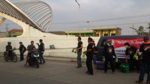 Foto: Tampak para anggota Bolone Ganjar Gayeng Kudus sedang membagikan takjil didekat Tugu Kabupaten Kudus