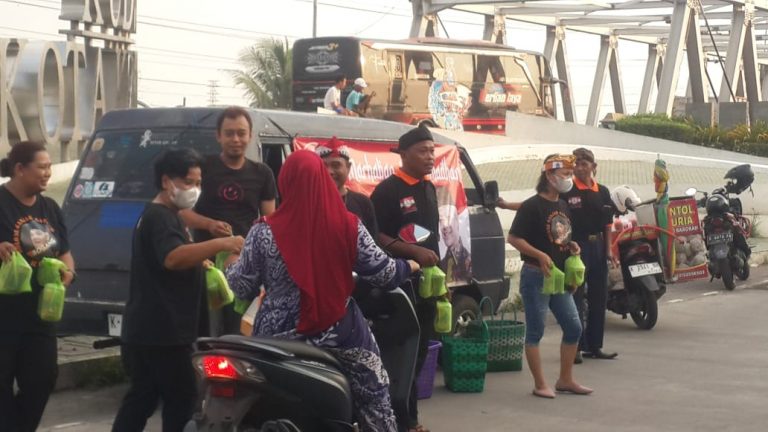 Bolone Ganjar Gayeng Kudus Bagikan 100 Porsi Takjil di Jembatan Tanggulangin