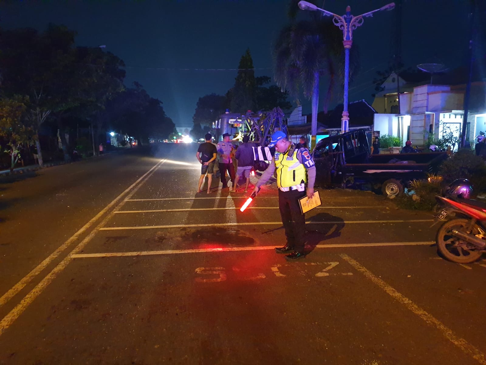 Petugas Polresta Pati saat mengevakuasi korban kecelakaan di jalan pangeran sudirman