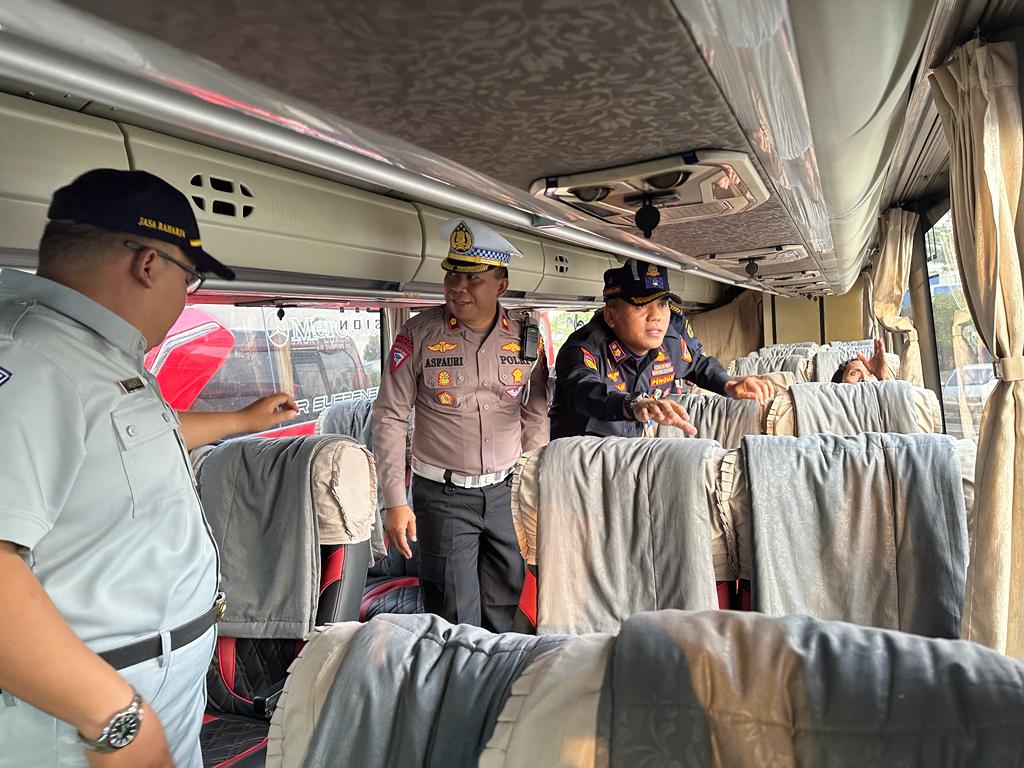 Petugas gabungan saat melakukan inspeksi keselamatan lalu lintas (ramp chek) di Terminal Kembangjoyo Pati, kemarin