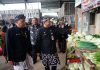 Pj Bupati Pati Henggar Budi Anggoro (kanan) dan. Kepala Disdagperin (kiri) memantau perkembangan harga Kepokmas