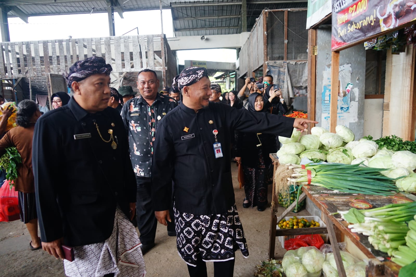 Pj Bupati Pati Henggar Budi Anggoro (kanan) dan. Kepala Disdagperin (kiri) memantau perkembangan harga Kepokmas