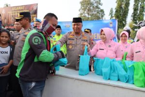 Foto: Pembagian takjil Polres Demak bersama dengan Ketua Bhayangkari Cabang Demak yang digelar di Alun-alun Simpang Enam Kabupaten Demak (istimewa)