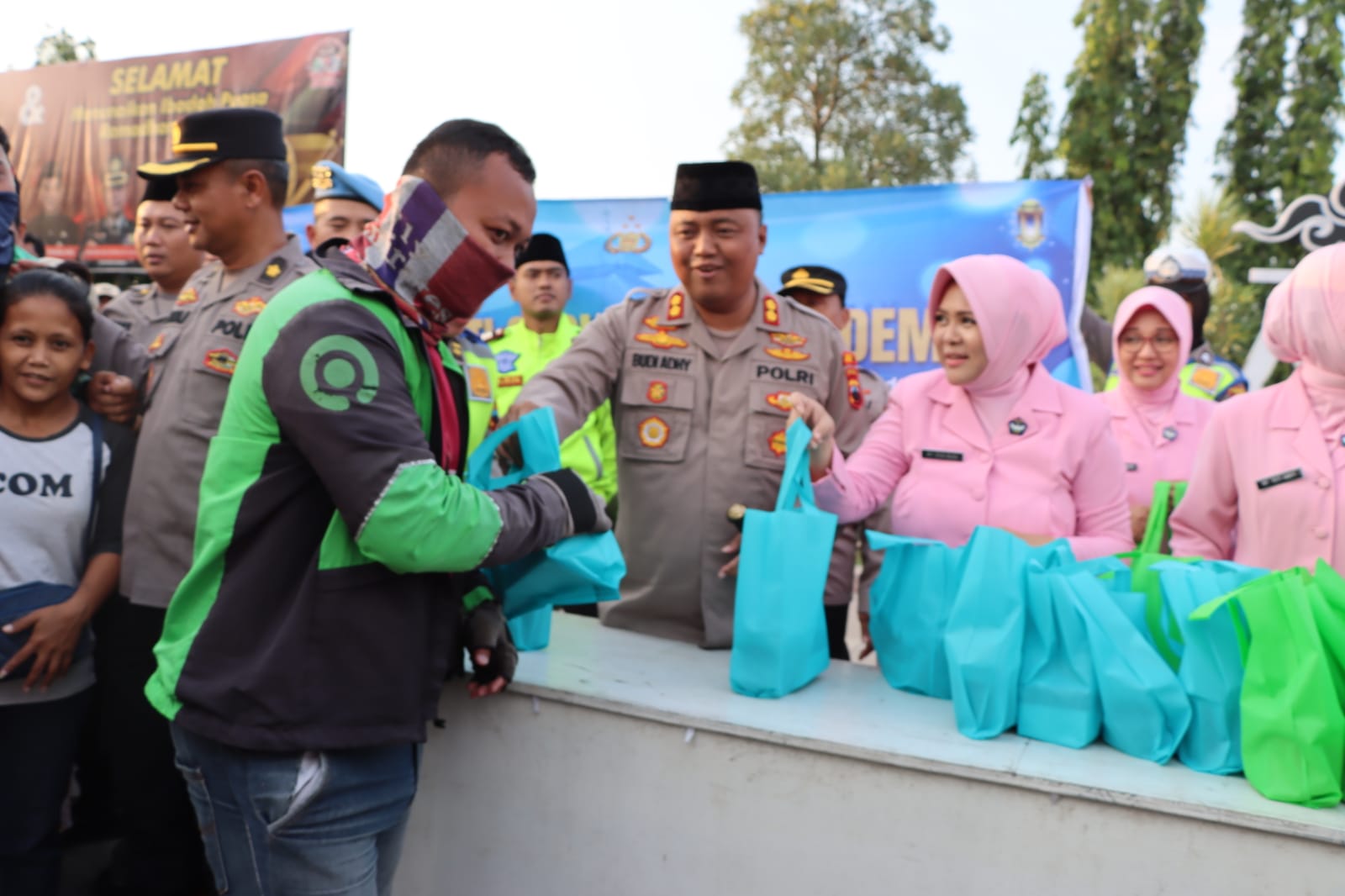 Foto: Pembagian takjil Polres Demak bersama dengan Ketua Bhayangkari Cabang Demak yang digelar di Alun-alun Simpang Enam Kabupaten Demak (istimewa)