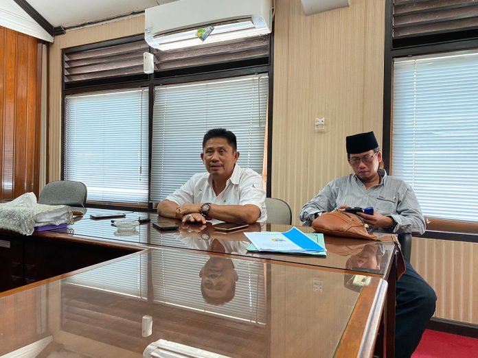 Foto: Ketua Komisi A DPRD Kudus Rinduwan tampak sedang berdiskusi dengan anggota lainnya Foto: Ketua Komisi A DPRD Kudus Rinduwan tampak sedang berdiskusi dengan anggota lainnya