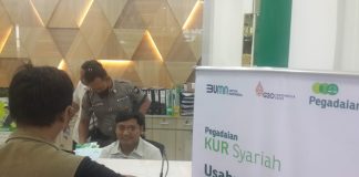 Foto: tampak salah satu warga sedang mengantri di loket Pegadaian Kudus