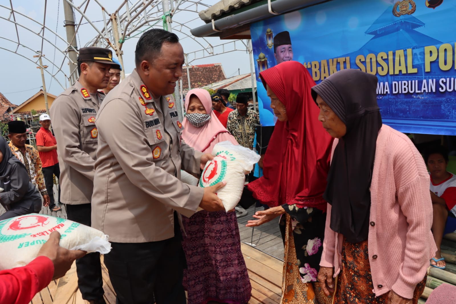 Foto: Kapolres Demak AKBP Budhy Adhy Buono bersama para jajarannya dalam memberikan bantuan