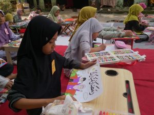 Foto: Tampak anak-anak sedang serius mewarnai kaligrafi yang bertuliskan Ramadhan