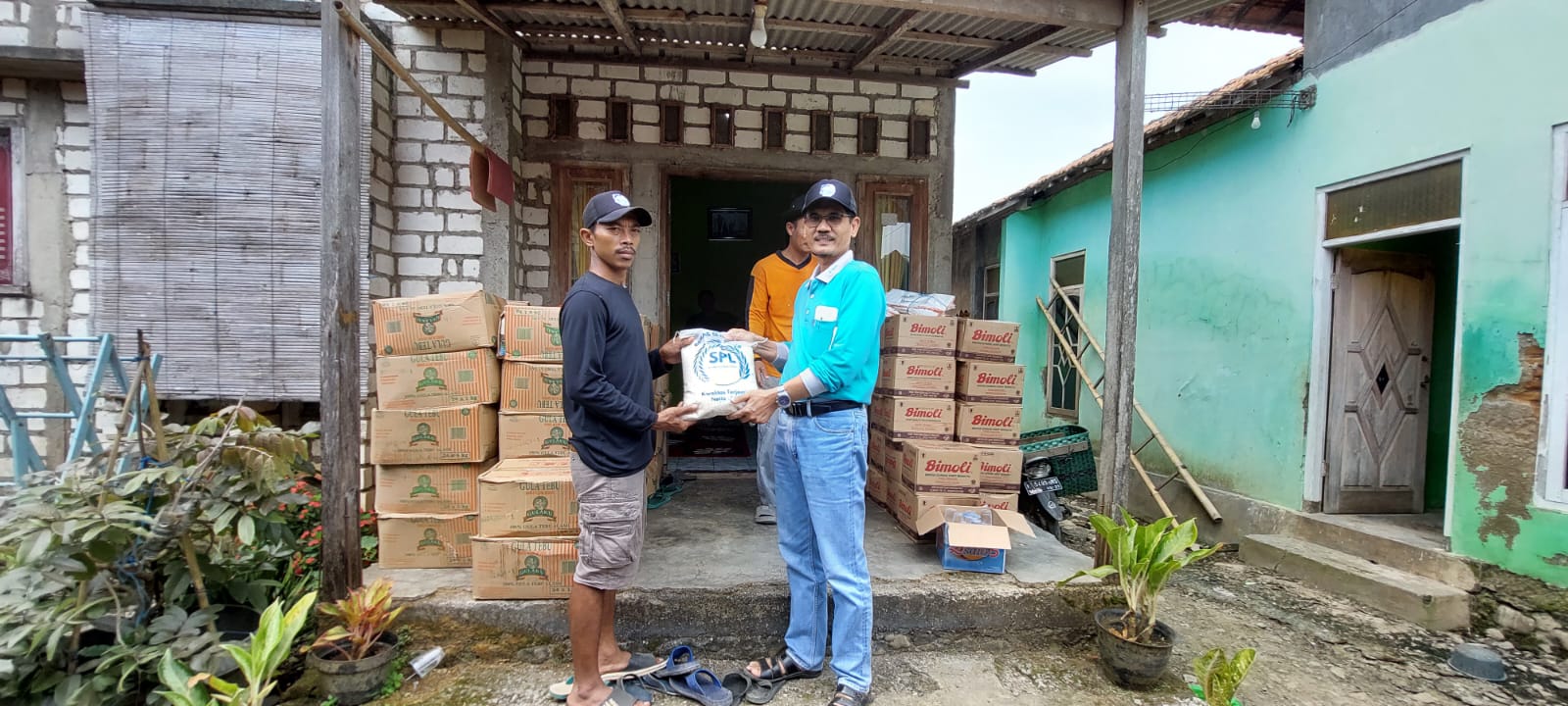 Fungsional Pengelola Produksi Perikanan Tangkap pada DKP Kabupaten Pati Taryadi menyerahkan bantuan sembako bagi nelayan