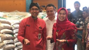 Foto: Tampak Akhmad Kholisun selaku Pemimpin perum Bulog Kanwil Jateng, Sekda Jateng Sumarno, dan Bupati Demak Eisti'anah (istimewa)