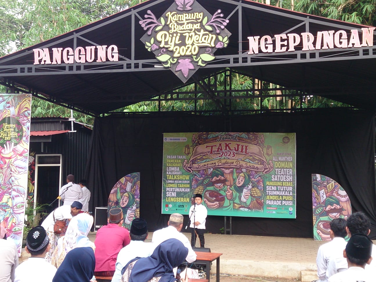 Foto: Tampak seorang anak sedang berada di depan panggung mengikuti lomba adzan