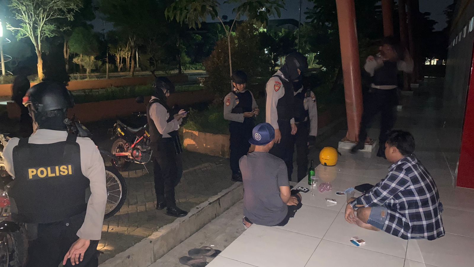 Foto: Samapta Polres Kudus saat mendapati empat remaja yang sedang pesta Alkohol di Balai Jagong (istimewa)