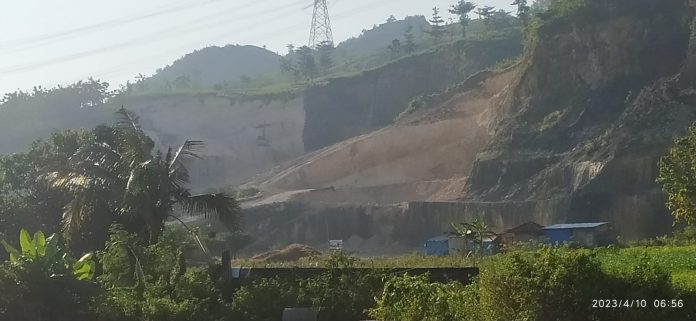 Salah satu aktivitas tambang di Pati Salah satu aktivitas tambang di Pati