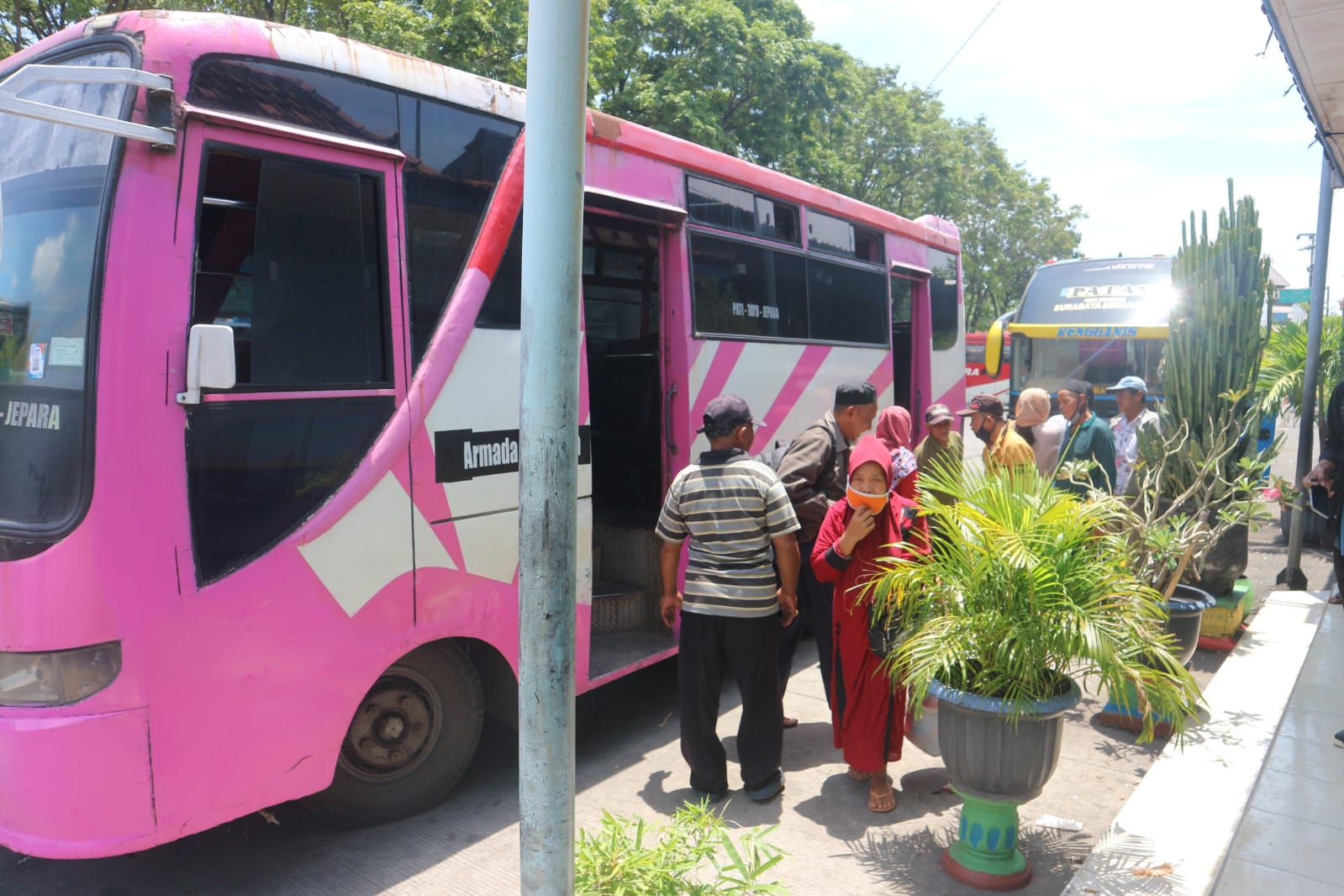 Aktivitas penumpang di Terminal Kembangjoyo Pati