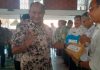 Penjabat Bupati Pati Henggar Budi Anggoro memberikan bantuan bagi guru agama