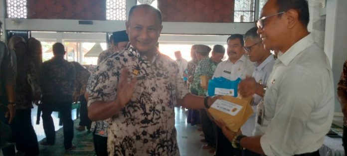 Penjabat Bupati Pati Henggar Budi Anggoro memberikan bantuan bagi guru agama
