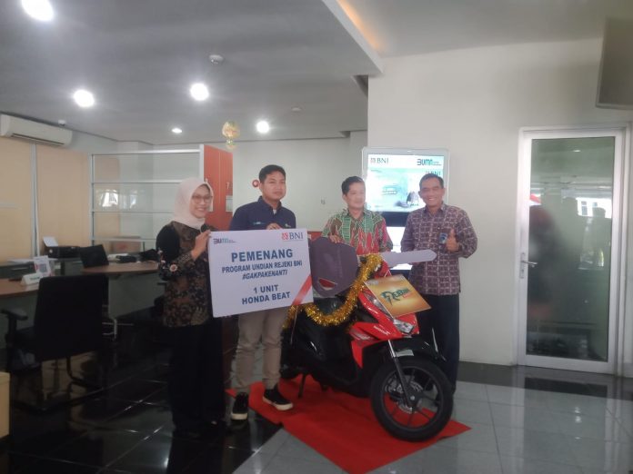 Foto: Risang Budi Baskara warga Genuk Semarang yang berhasil mendapatkan hadiah undian motor