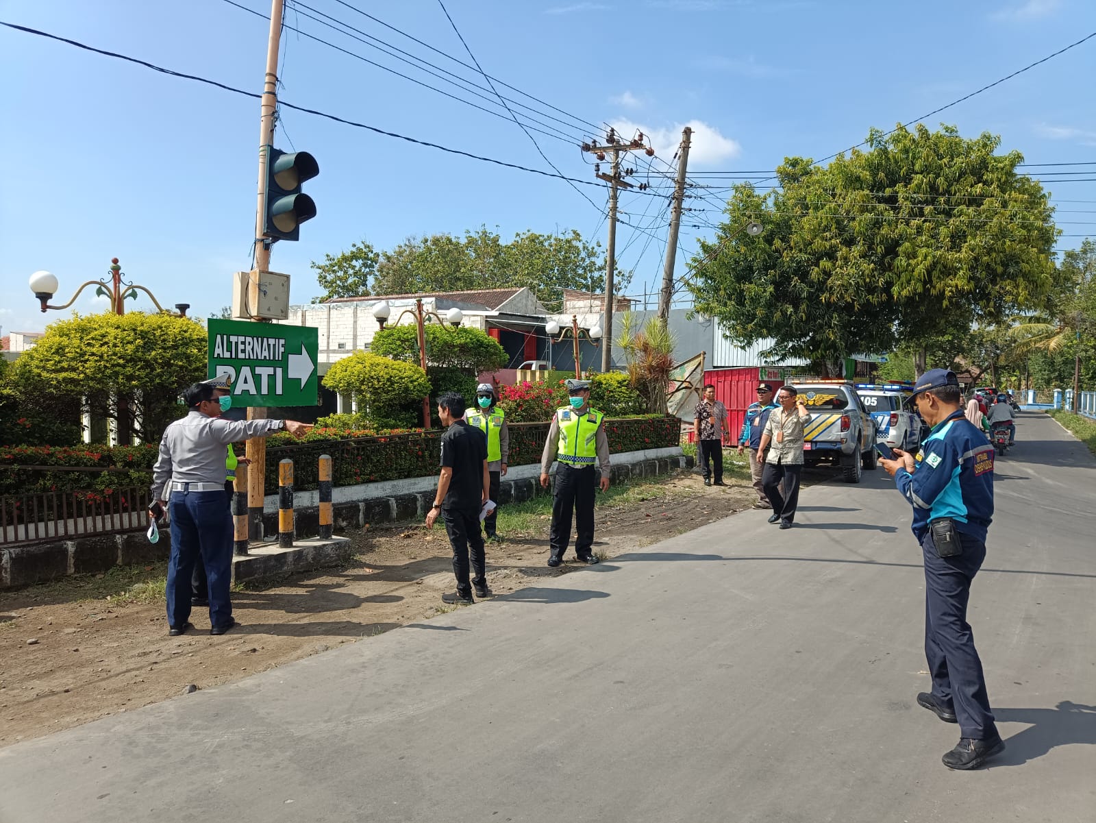 Foto: tampak jajaran Sat Lantas Polres Kudus bersama dengan Dishub Kudus sedang menyiapkan jalur alternatif jelang lebaran (istimewa)