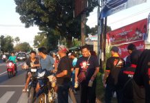 Foto: Ketua Sobat Jarwo Jateng Meycardo sedang membagikan takjil bersama dengan anggota lainnya