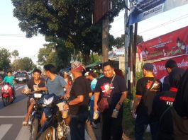 Foto: Ketua Sobat Jarwo Jateng Meycardo sedang membagikan takjil bersama dengan anggota lainnya