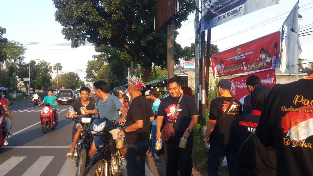 Foto: Ketua Sobat Jarwo Jateng Meycardo sedang membagikan takjil bersama dengan anggota lainnya