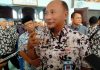 Pj Bupati Pati Henggar Budi Anggoro saat menyalurkan bantuan di Masjid Agung Baitunnur Pati, kemarin.