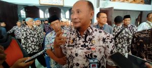 Pj Bupati Pati Henggar Budi Anggoro saat menyalurkan bantuan di Masjid Agung Baitunnur Pati, kemarin.