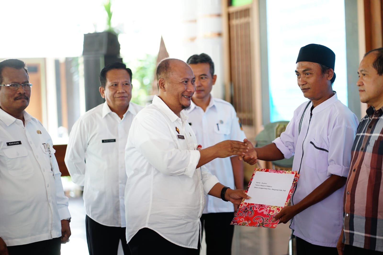 Simbolis Pj Bupati Pati Henggar Budi Anggoro menyalurkan bantuan bagi takmir masjid di pendopo, Rabu (12/4/2023)