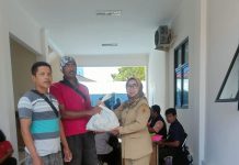 Kabid Pemberdayaan Sosial dan Penanganan Fakir Miskin Dinsosp3akb Pati Tri Haryumi (kanan) saat menyerahkan bantuan dari pemerintah