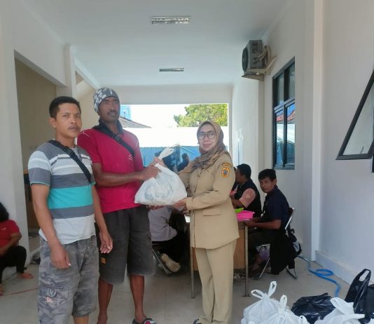 Kabid Pemberdayaan Sosial dan Penanganan Fakir Miskin Dinsosp3akb Pati Tri Haryumi (kanan) saat menyerahkan bantuan dari pemerintah