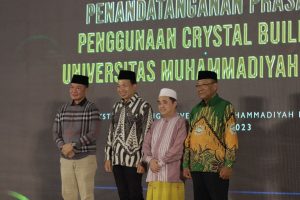 Foto: Bupati Kudus Hartopo bersama dengan Rektor Universitas Muhammadiyah Kudus saat meresmikan Gedung Crsytal Building