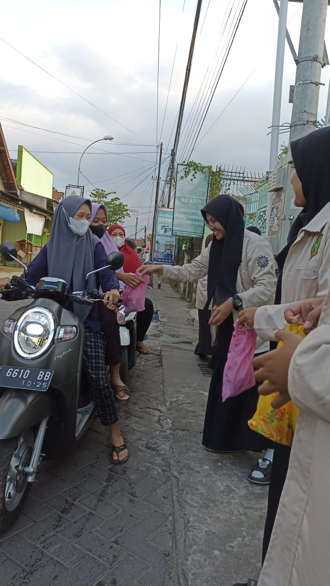 Luaskan Eksistensi, IPM Siti Walidah Kudus Berbagi Takjil