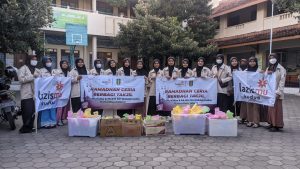 Foto: tampak jajaran Ranting Ikatan Pemuda Muhammadiyah Siti Walidah Kudus sedang membagikan takjil