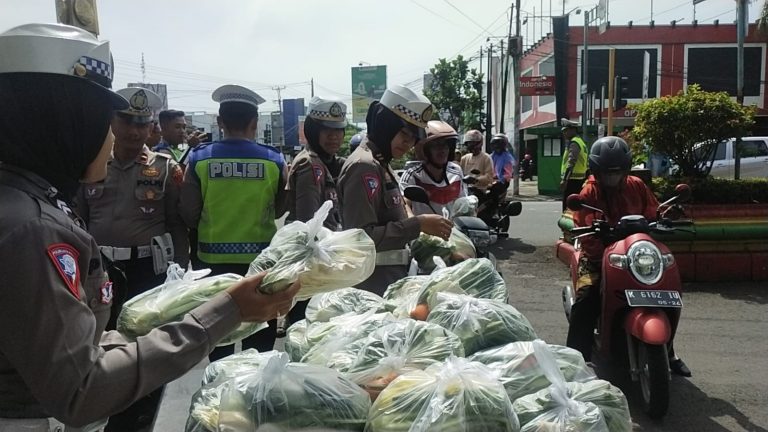 Satlantas Polresta Pati Salurkan Bantuan 200 Paket Sayur