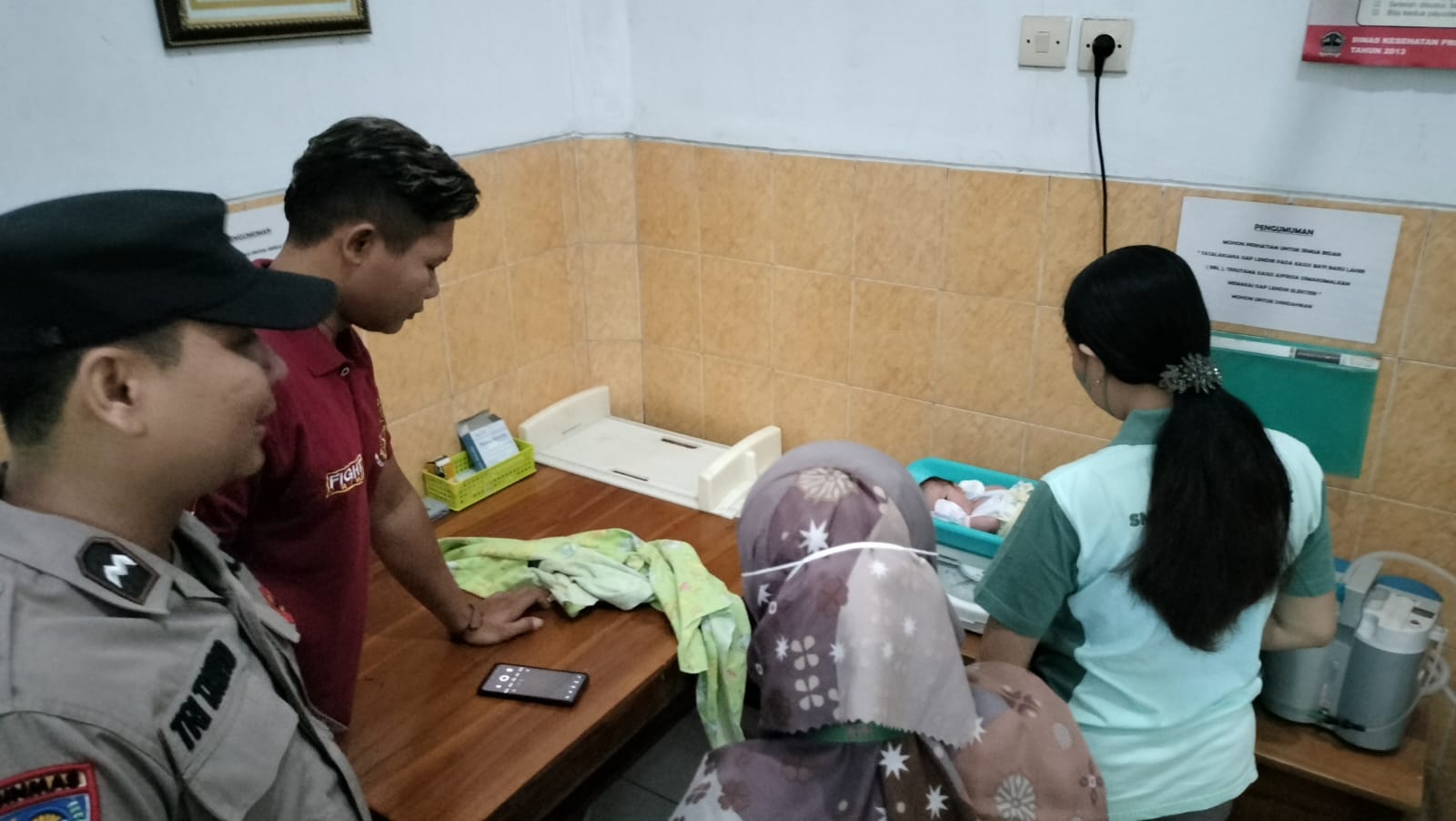 Petugas mengevakuasi penemuan bayi yang dibuang dalam kondisi masih hidup, Jumat (14/4/2023)