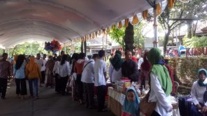 Foto: tampak masyarakat sedang berlalu-lalang dalam aktivitasnya di pasar murah