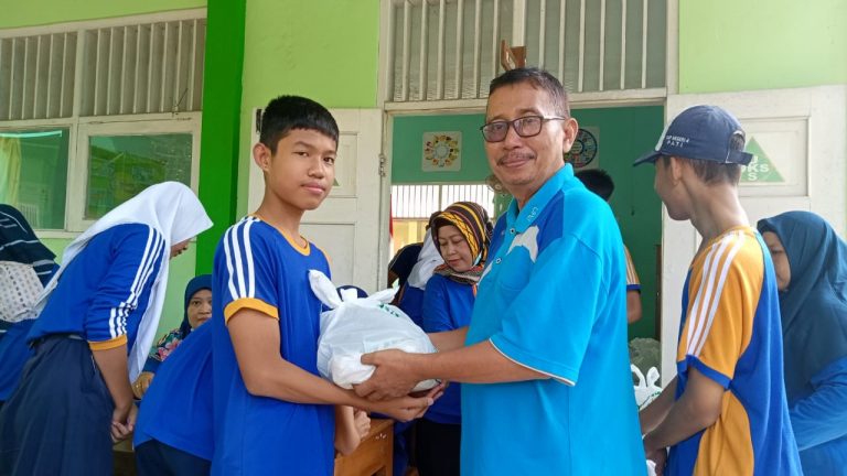 Berbagi Kasih, SMP N 4 Pati Salurkan Zakat bagi Siswa Kurang Mampu