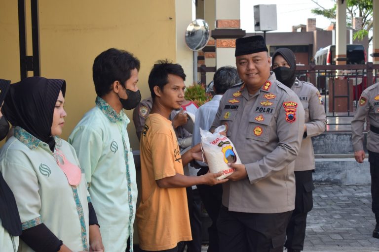 Polres Demak Bagikan 2,4 Ton Beras Zakat Fitrah Kepada Warga