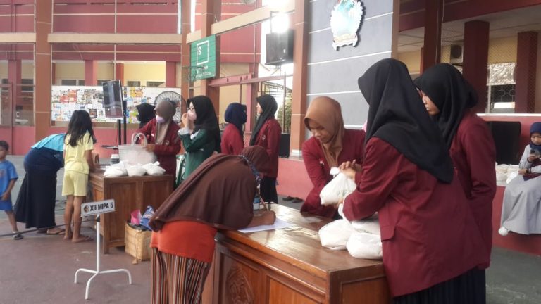 Pembagian Zakat Fitrah di SMA 1 Kudus Ajarkan Anak Dalam Syiar Agama Islam