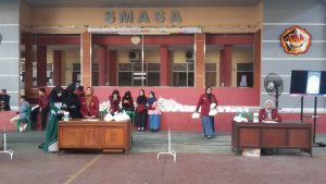 Foto: Tampak anak-anak SMA 1 Kudus sedang membagikan beras