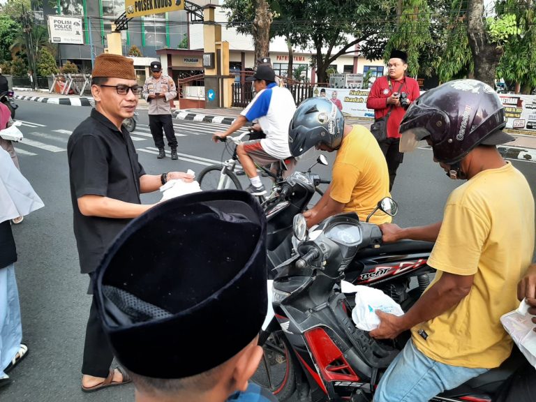 SD Muhammadiyah Birrul Walidain Bagikan 1000 Takjil di Empat Titik Wilayah Kudus