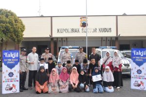 Foto: Tampak anak-anak SD Muhammadiyah Birrul Walidain Kudus sedang membagikan takjil