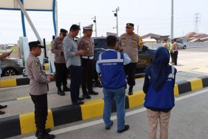 Foto: Tampak AKBP Budhy Adhy Buono bersama jajaran Polres Demak lainnya sedang berada di jalan tol (istimewa)