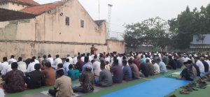 Foto: Tampak para masyarakat sedang mendengarkan ceramah solat Idul Fitri (istimewa)