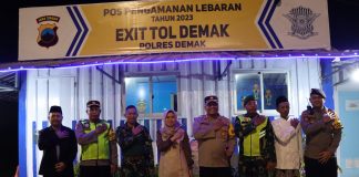 Foto: Bupati Demak Eisti'anah bersama jajaran lainnya saat meninjau pos pengamanan lebaran di Exit Tol Demak (istimewa)