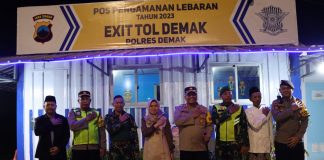 Foto: Bupati Demak Eisti'anah bersama jajaran lainnya saat meninjau pos pengamanan lebaran di Exit Tol Demak (istimewa)