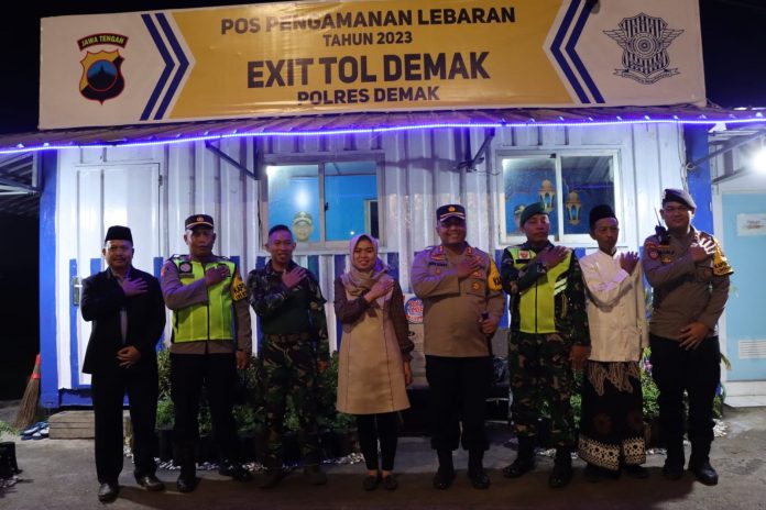 Foto: Bupati Demak Eisti'anah bersama jajaran lainnya saat meninjau pos pengamanan lebaran di Exit Tol Demak (istimewa)