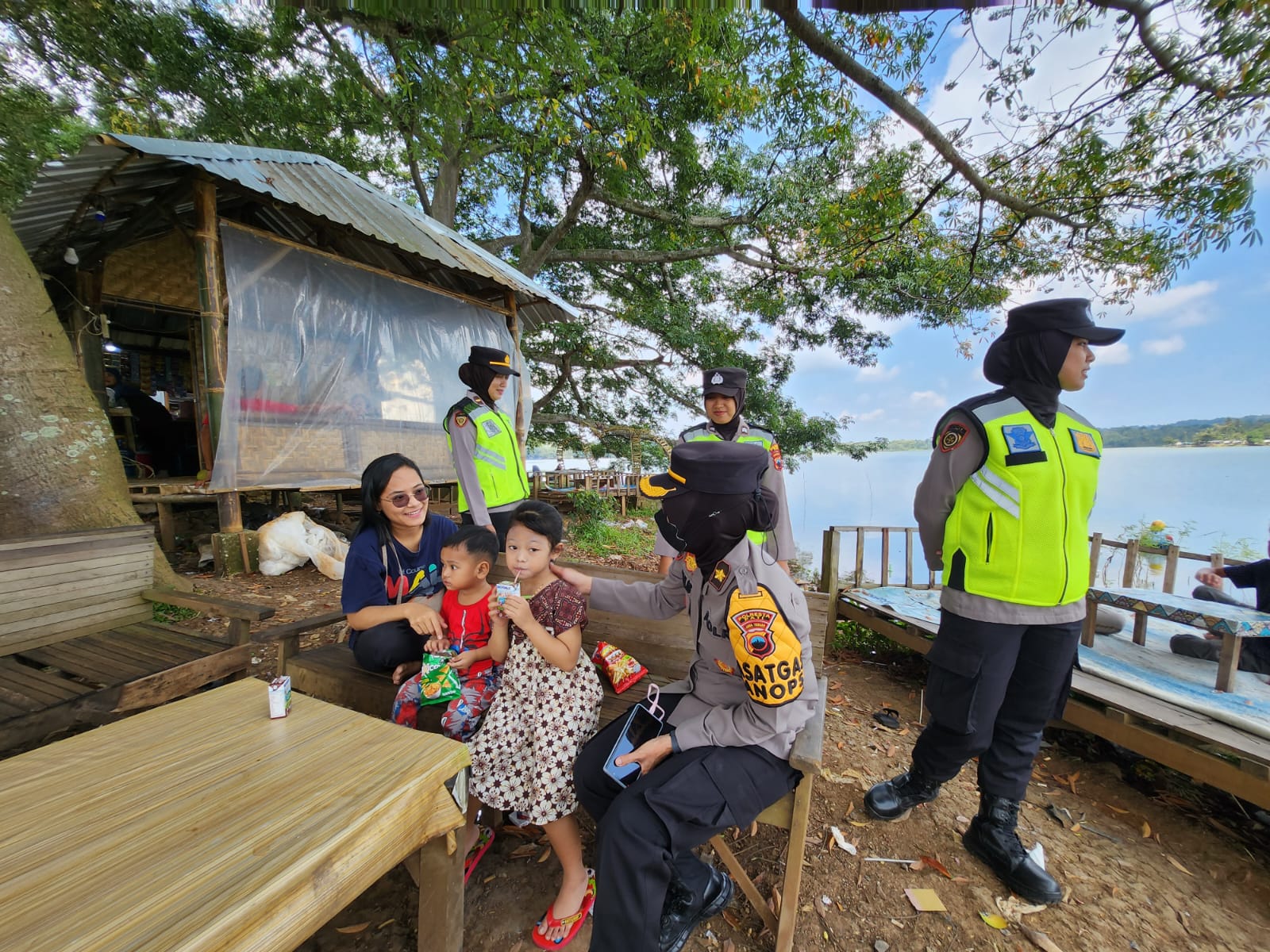 Personel Polresta Pati melakukan patroli penjagaan di tempat wisata di Kabupaten Pati selama libur lebaran