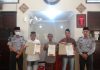 Simbolis Kalapas Pati Febie Dwi Hartanto (kanan) foto bersama dengan napi setempat yang memperoleh remisi