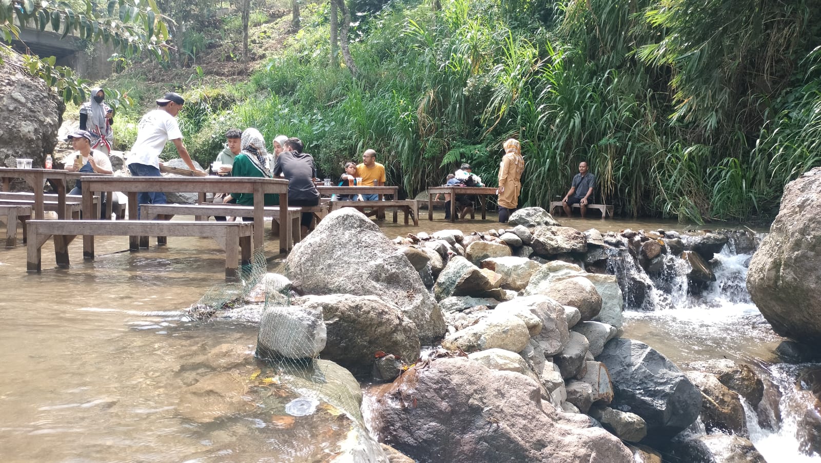 Foto: Tampak sebagian wisatawan sedang menikmati pemandangan alam